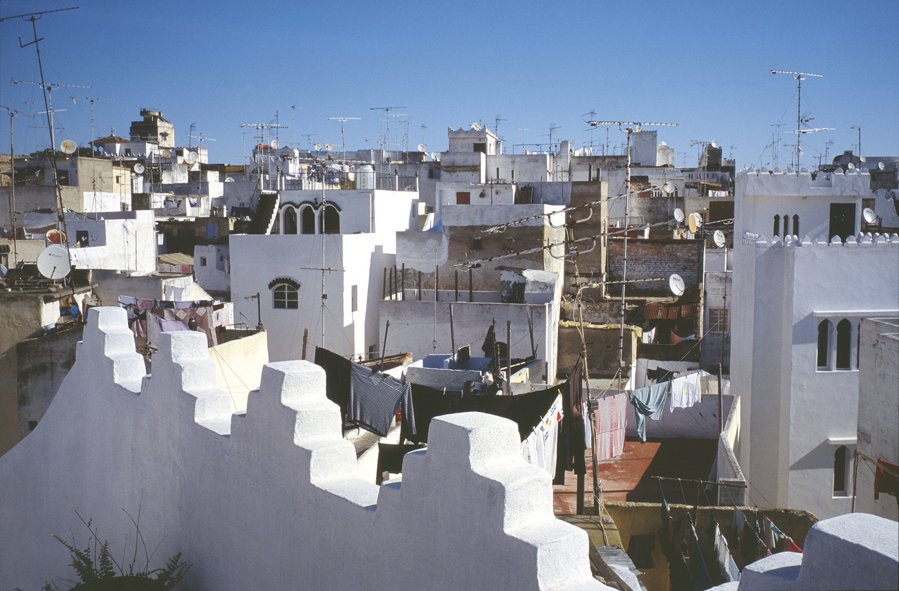 mar02_03_37 tanger medina matin.jpg - Nord, mai-2002  Tanger la medina depuis la terrasse de Dar Nour, maison de nos hôtes Provia 100 F